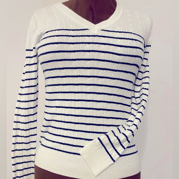 🖤🤍TOMMY HILFIGER 🤍🖤 White and black stripped v-neck sweater. Size medium. - Picture 4 of 12